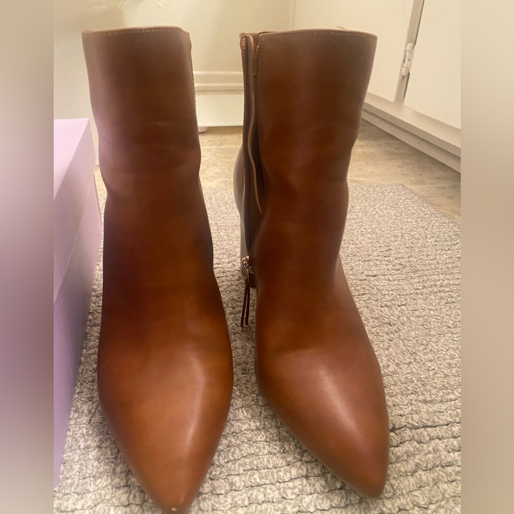 STEVEN MADDEN dark tan booties. Size 8